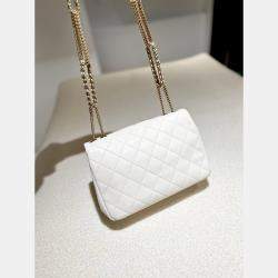 مملوكة مسبقًا حقيبة شانييل 22 سي بيضاء سلسلة مشبك مزدوج