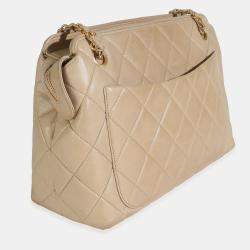 Pre Owned حقيبة كاميرا شانيل قديمة بيضاء جلد الحمل مبطنة