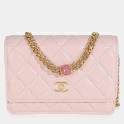 مملوكة مسبقًا حقيبة كلتش شانيل بشعار سي سي ولؤلؤ وميناء جلد خروف مبطن زهري بسلسلة