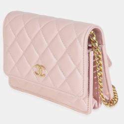 مملوكة مسبقًا حقيبة كلتش شانيل بشعار سي سي ولؤلؤ وميناء جلد خروف مبطن زهري بسلسلة