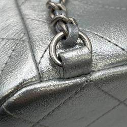 Pre Owned حقيبة ظهر شانيل لامبسكين معدني فضي