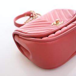 Pre Owned حقيبة شانيل صغيرة بجلد الخروف المستدير العكسي بقلّاب