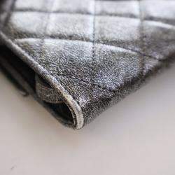 مملوكة مسبقًا حقيبة كلتش شانيل بسلسلة وسحّاب جلد كالف مشقق معدني