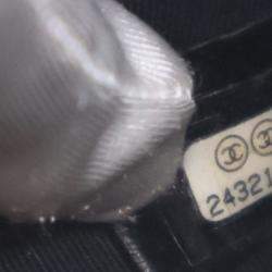 مملوكة مسبقًا حقيبة كلتش شانيل بسلسلة وسحّاب جلد كالف مشقق معدني