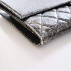 مملوكة مسبقًا حقيبة كلتش شانيل بسلسلة وسحّاب جلد كالف مشقق معدني