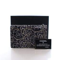 مملوكة مسبقًا Chanel Patent Camellia Embossed Wallet On Chain