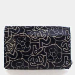 مملوكة مسبقًا Chanel Patent Camellia Embossed Wallet On Chain