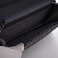 مملوكة مسبقًا Chanel Patent Camellia Embossed Wallet On Chain