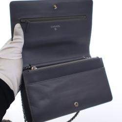 مملوكة مسبقًا Chanel Patent Camellia Embossed Wallet On Chain