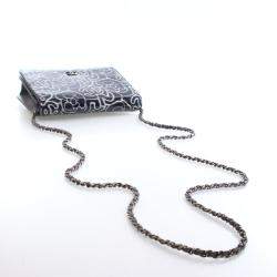 مملوكة مسبقًا Chanel Patent Camellia Embossed Wallet On Chain