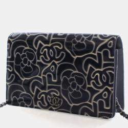 مملوكة مسبقًا Chanel Patent Camellia Embossed Wallet On Chain