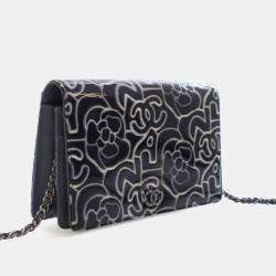 مملوكة مسبقًا Chanel Patent Camellia Embossed Wallet On Chain