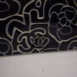 مملوكة مسبقًا Chanel Patent Camellia Embossed Wallet On Chain