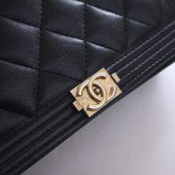 مملوكة مسبقًا Chanel Caviar Boy Wallet On Chain (WOC)
