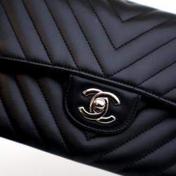 Pre Owned حقيبة شانيل كلاسيك بغطاء مزدوج صغيرة جلد خروف أسود