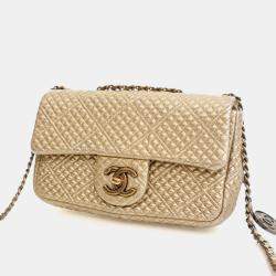 مملوكة مسبقًا حقيبة شانيال صغيرة جلد خروف ذهبي بغطاء للقطع النقدية