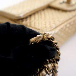 مملوكة مسبقًا حقيبة شانيال صغيرة جلد خروف ذهبي بغطاء للقطع النقدية