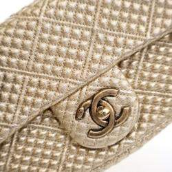 مملوكة مسبقًا حقيبة شانيال صغيرة جلد خروف ذهبي بغطاء للقطع النقدية