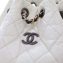 مملوكة مسبقًا حقيبة ظهر شانيل جلد عجل أسود/أبيض معتق غابرييل صغيرة