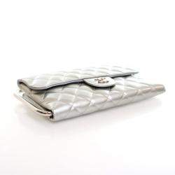 Pre Owned Chanel Metallic Silver Patent Metal Handle Clutch