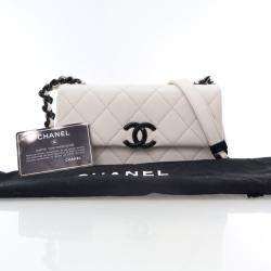مملوكة مسبقًا حقيبة شانيال صغيرة بيضاء كافيار ماي إيفري ثينغ فلاب
