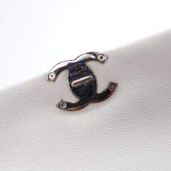 مملوكة مسبقًا حقيبة شانيال صغيرة بيضاء كافيار ماي إيفري ثينغ فلاب