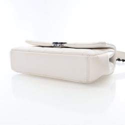 مملوكة مسبقًا حقيبة شانيال صغيرة بيضاء كافيار ماي إيفري ثينغ فلاب