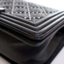 مملوكة مسبقًا حقيبة شانيأل وسط جلد عجل مجعد أسود مرصعة بويا