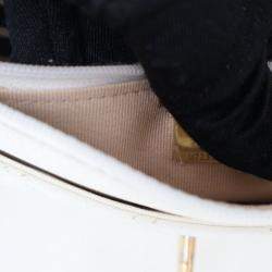 مملوكة مسبقًا محفظة بسلسلة شانيل كافيار أبيض تويست يور بوتونز