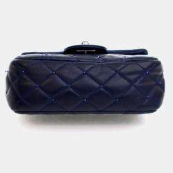 Pre Owned حقيبة شانيل فلاب مستطيلة صغيرة من جلد الخروف مزينة بالكريستالات باللون الأزرق