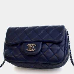 Pre Owned حقيبة شانيل فلاب مستطيلة صغيرة من جلد الخروف مزينة بالكريستالات باللون الأزرق