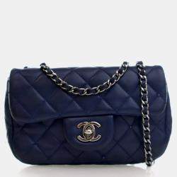 Pre Owned حقيبة شانيل فلاب مستطيلة صغيرة من جلد الخروف مزينة بالكريستالات باللون الأزرق