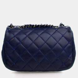Pre Owned حقيبة شانيل فلاب مستطيلة صغيرة من جلد الخروف مزينة بالكريستالات باللون الأزرق