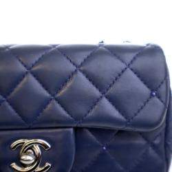 Pre Owned حقيبة شانيل فلاب مستطيلة صغيرة من جلد الخروف مزينة بالكريستالات باللون الأزرق