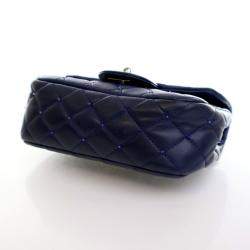 Pre Owned حقيبة شانيل فلاب مستطيلة صغيرة من جلد الخروف مزينة بالكريستالات باللون الأزرق