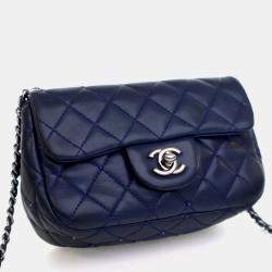 Pre Owned حقيبة شانيل فلاب مستطيلة صغيرة من جلد الخروف مزينة بالكريستالات باللون الأزرق