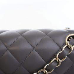 Pre Owned حقيبة فلاب مزدوجة كلاسيكية صغيرة من شانيل جلد الحمل الرمادي