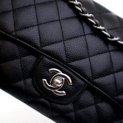Pre Owned حقيبة شانييل فلاب مزدوجة كلاسيكية وسط سوداء كافيار
