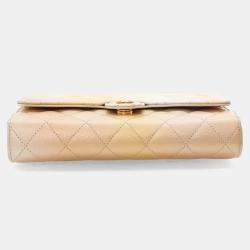 مملوكة مسبقًا حافظة هاتف جلد الحمل ميتاليك شانيل على سلسلة ووك