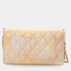 مملوكة مسبقًا حافظة هاتف جلد الحمل ميتاليك شانيل على سلسلة ووك