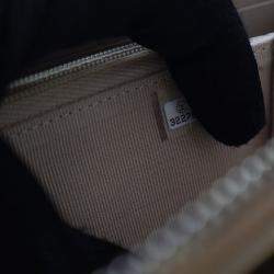 مملوكة مسبقًا حافظة هاتف جلد الحمل ميتاليك شانيل على سلسلة ووك