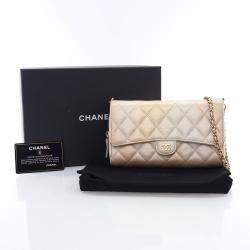 مملوكة مسبقًا حافظة هاتف جلد الحمل ميتاليك شانيل على سلسلة ووك