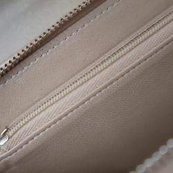 مملوكة مسبقًا حافظة هاتف جلد الحمل ميتاليك شانيل على سلسلة ووك