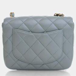 مملوكة مسبقًا حقيبة شانيل مربعة صغيرة جلد حملان أزرق كازينو رويال رفرف