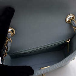 مملوكة مسبقًا حقيبة شانيل مربعة صغيرة جلد حملان أزرق كازينو رويال رفرف