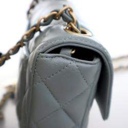 مملوكة مسبقًا حقيبة شانيل مربعة صغيرة جلد حملان أزرق كازينو رويال رفرف