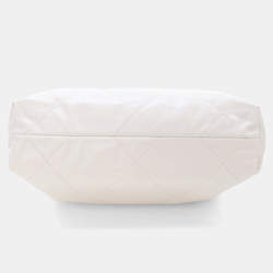 مملوكة مسبقًا حقيبة شانيل 22 هوبو جلد ماعز أبيض صغير