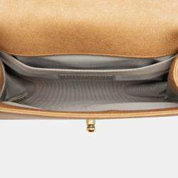 مملوكة مسبقًا حقيبة شانيل بوي قلاب صغیرة جلد خروف معدنیة مبطنة بني مع سی سي متداخل