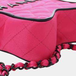 Pre Owned حقيبة كروس شانيل وردية من الساتان المبطن بنجمة Walk Of Fame