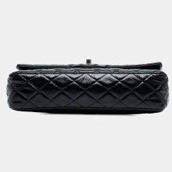 مملوكة مسبقًا حقيبة شانيل بقلايين تقليدية متوسطة من الجلد الشامواه الأزرق المجعد 